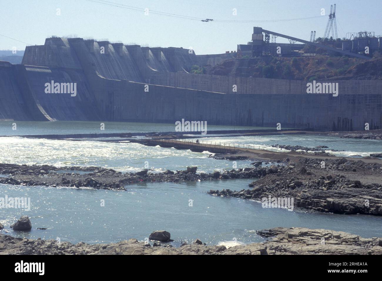 Le chantier de construction du barrage de Sardar Sarovar sur la rivière Narmada près de la ville de Kavadiya dans la province du Gujarat en Inde. Inde, Gujarat, Apri Banque D'Images