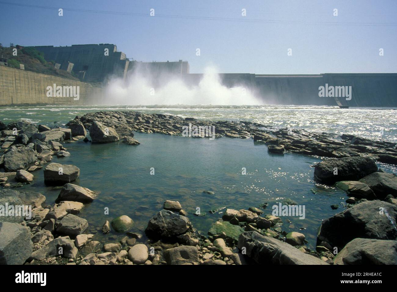 Le chantier de construction du barrage de Sardar Sarovar sur la rivière Narmada près de la ville de Kavadiya dans la province du Gujarat en Inde. Inde, Gujarat, Apri Banque D'Images