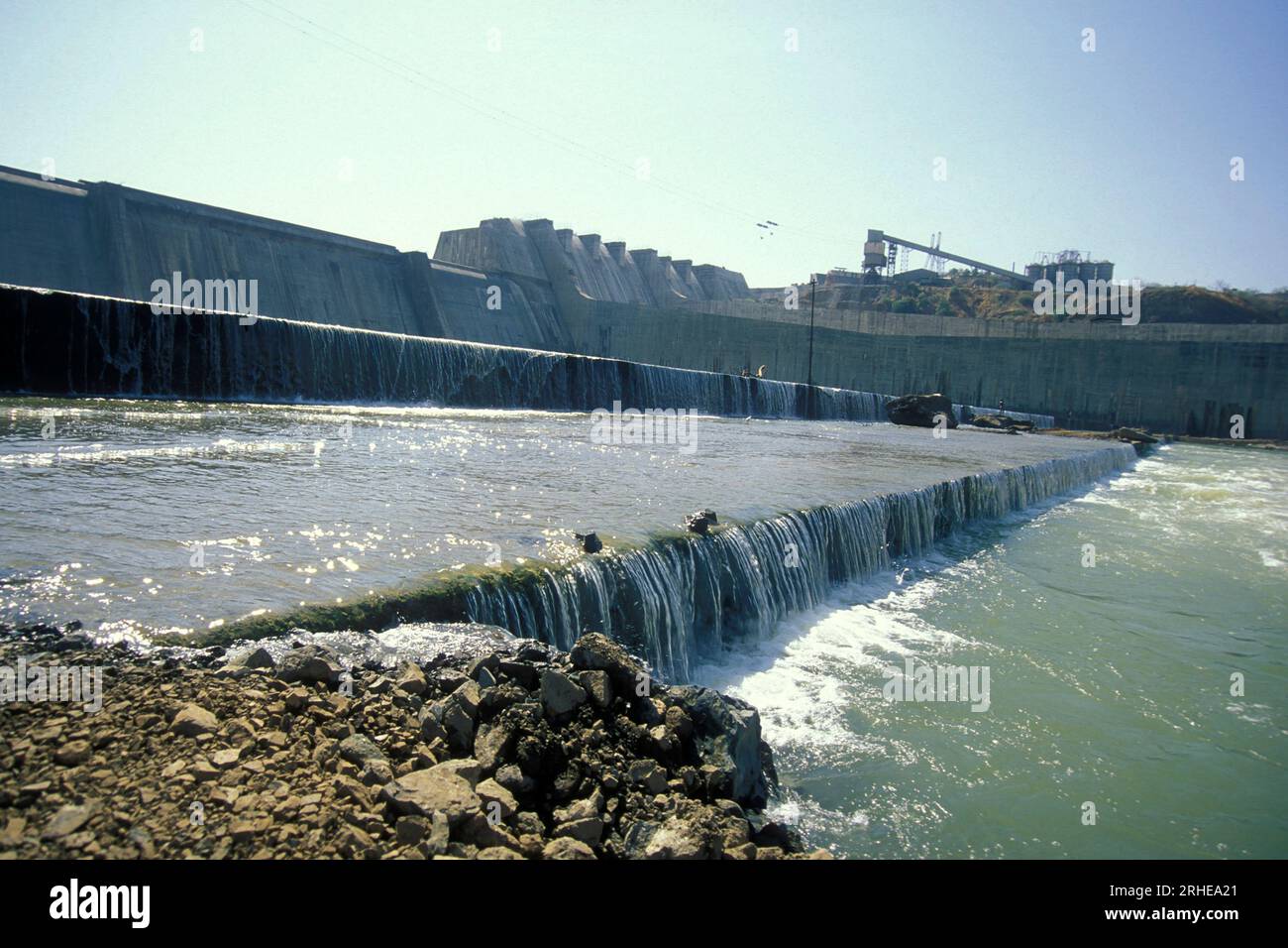 Le chantier de construction du barrage de Sardar Sarovar sur la rivière Narmada près de la ville de Kavadiya dans la province du Gujarat en Inde. Inde, Gujarat, Apri Banque D'Images