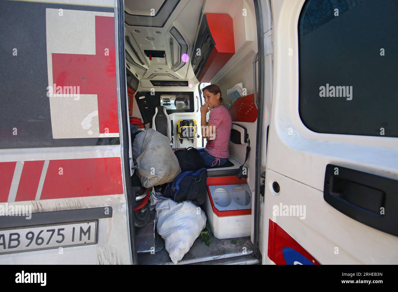 RÉGION DE KHARKIV, UKRAINE - 15 AOÛT 2023 - Une femme est assise dans une ambulance lors de l'évacuation de citoyens du district de Kupiansk en raison de l'intensification Banque D'Images