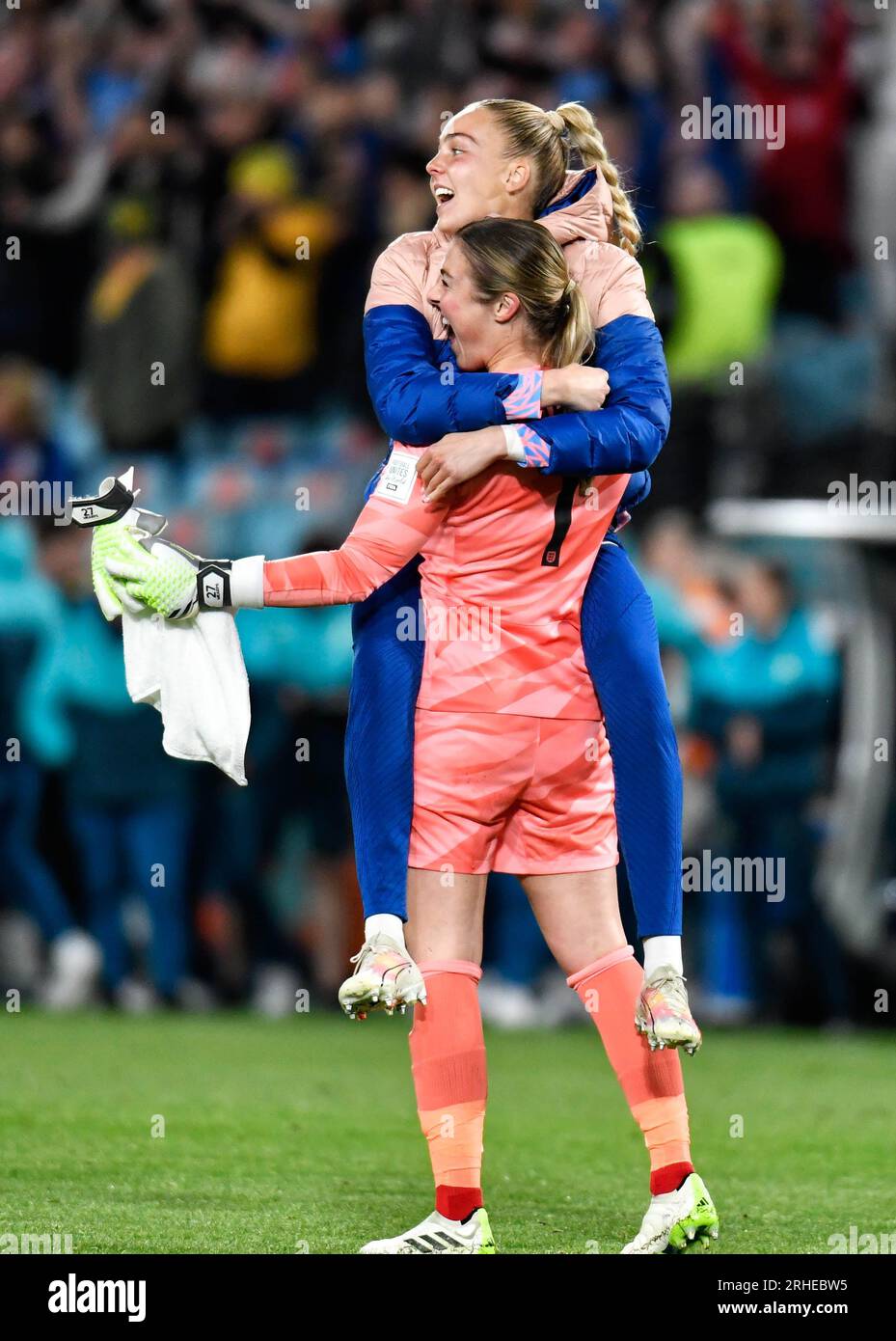 Sydney, Australie. 16 août 2023. Les anglaises Mary Earps et Esme Morgan célèbrent la victoire de l'Angleterre lors de la demi-finale de la coupe du monde féminine de la FIFA 2023 au Stadium Australia de Sydney, Australie (Kleber Osorio) crédit : Kleber Osorio/ Alamy Live News Banque D'Images