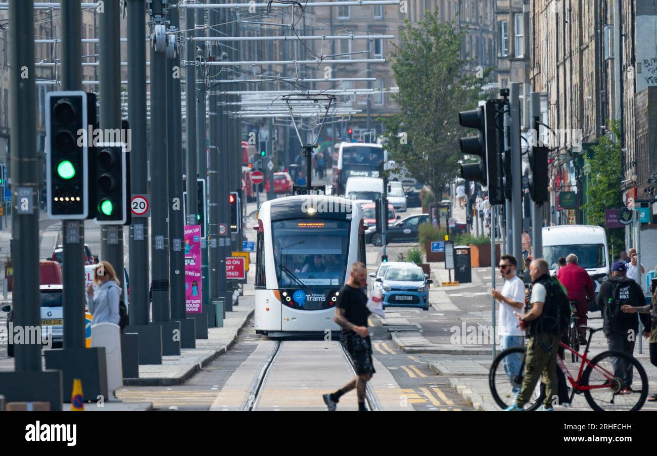 Tramway d'Édimbourg circulant sur Leith Walk à Leith, Édimbourg, Écosse, Royaume-Uni Banque D'Images