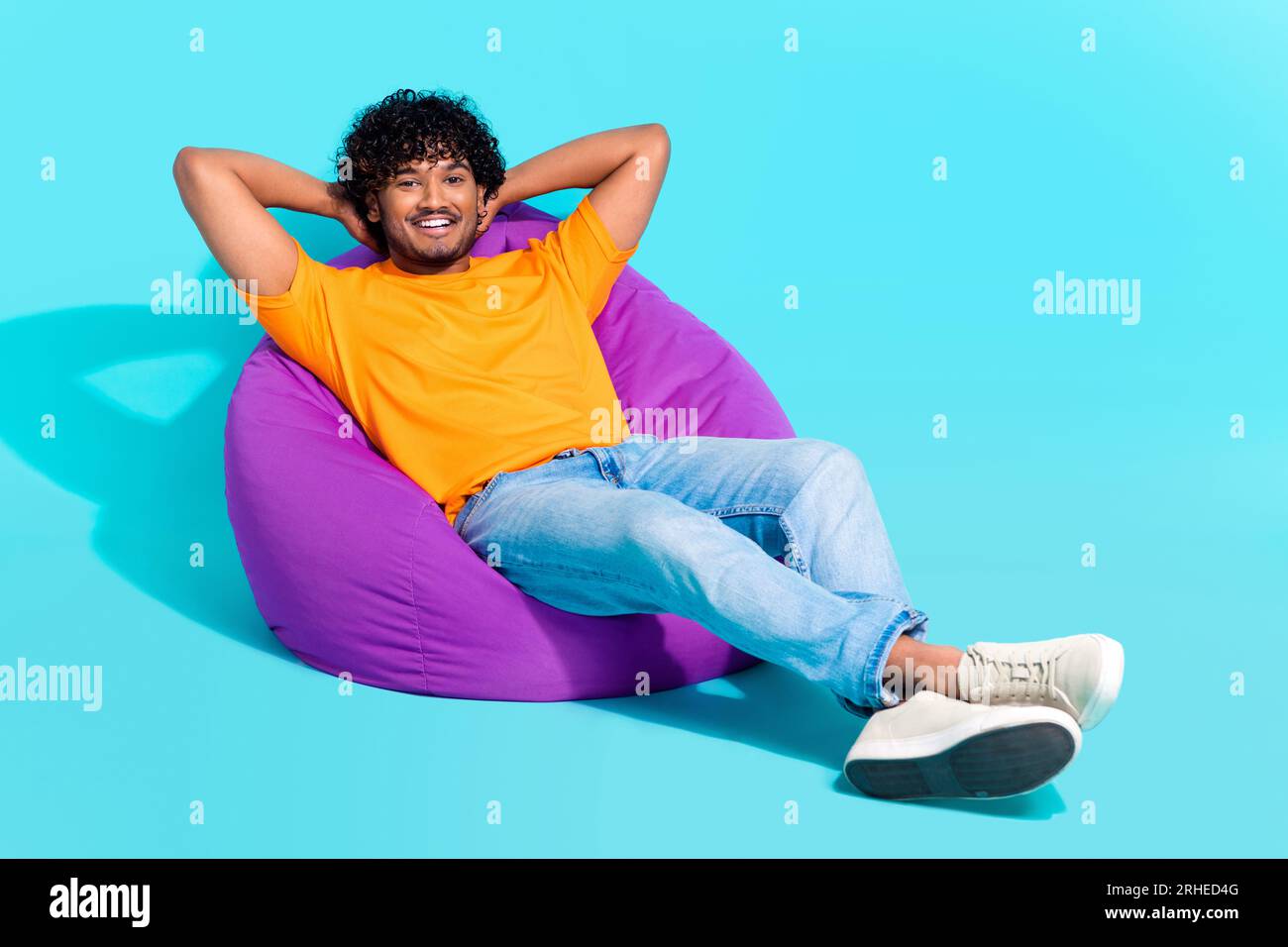 Plein corps longueur cadre de gars négligent relax dortoir décoré pouf doux  prendre la sieste après des séminaires isolé sur fond bleu Photo Stock -  Alamy