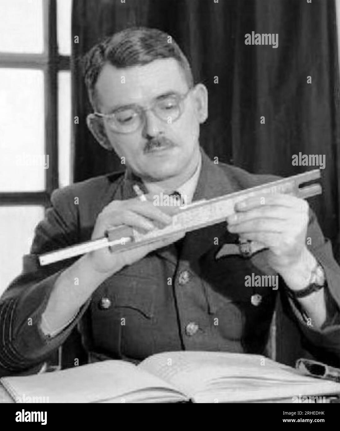 FRANK WHITTLE (1907-1996) ingénieur anglais de la RAF et inventeur du turboréacteur sur une photo de 1943 Banque D'Images