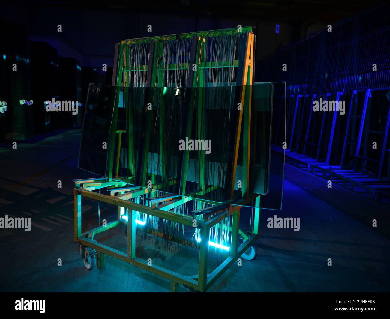 ligne de production d'une usine de pare-brise de voiture. usine de pare-brise de voiture .car glass sur la chaîne de production dans une usine de verre Banque D'Images