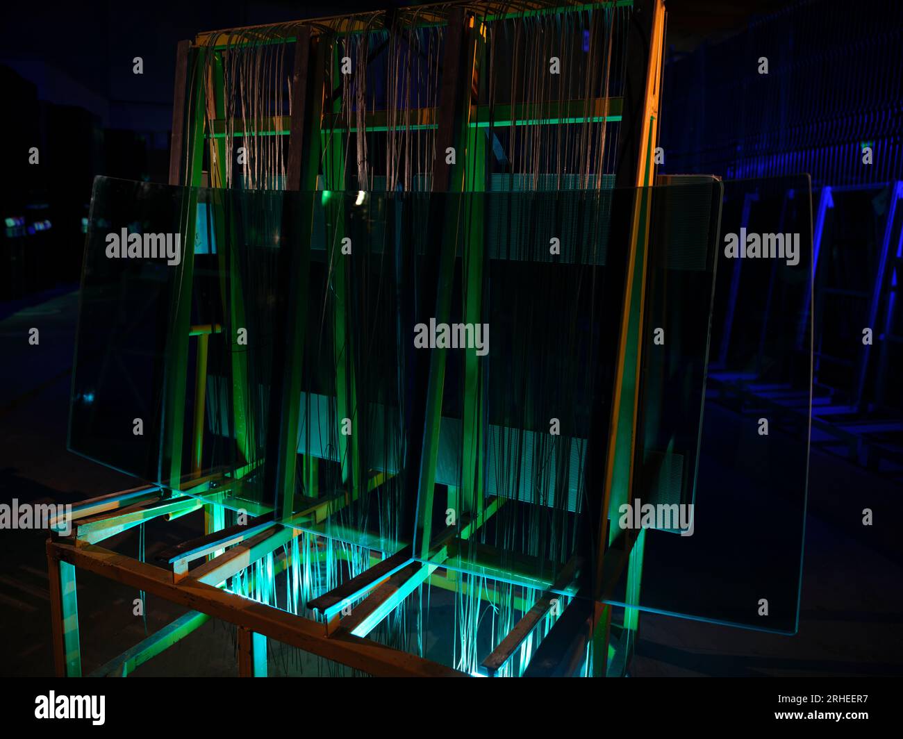 ligne de production d'une usine de pare-brise de voiture. usine de pare-brise de voiture .car glass sur la chaîne de production dans une usine de verre Banque D'Images