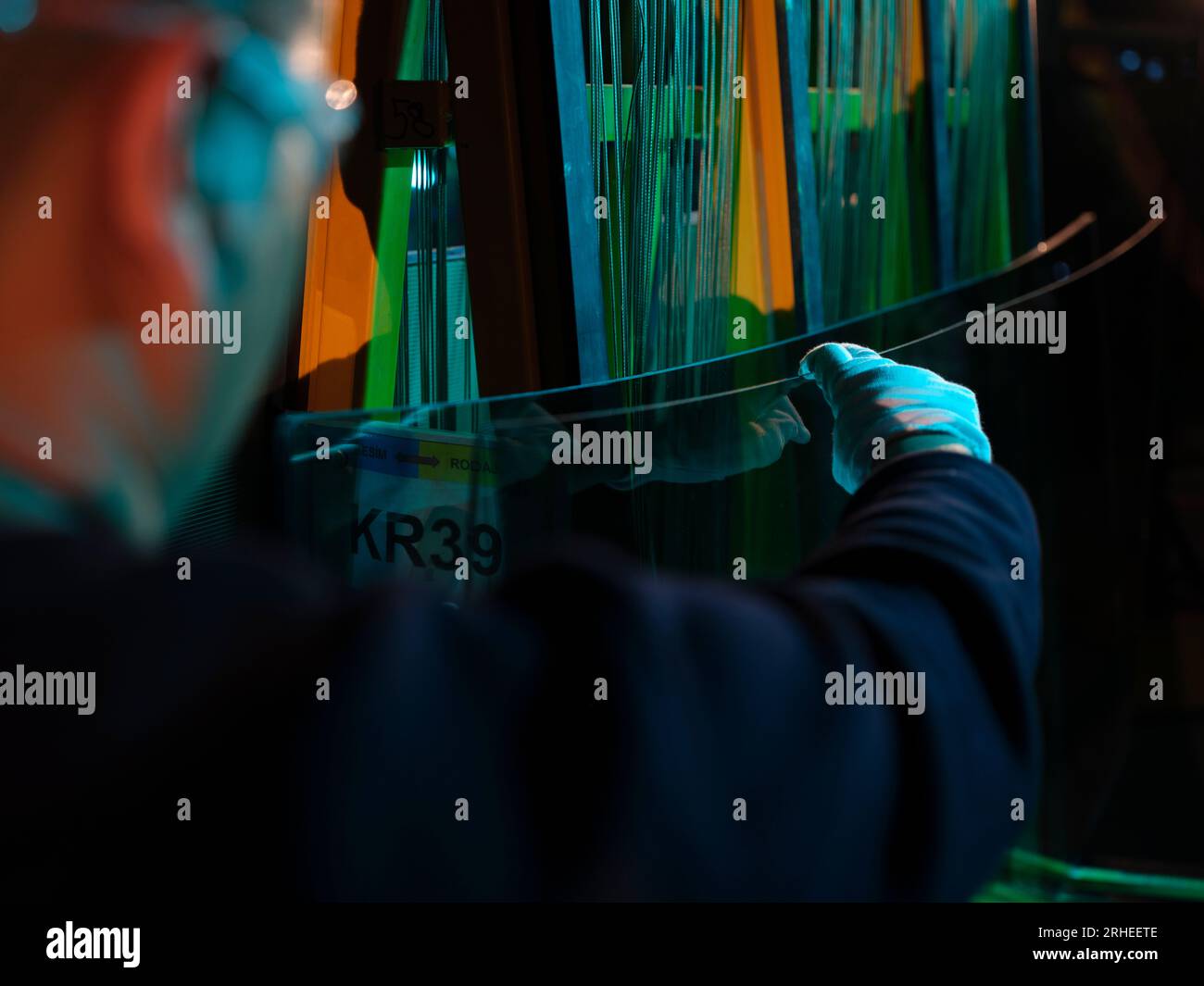 ligne de production d'une usine de pare-brise de voiture. usine de pare-brise de voiture .car glass sur la chaîne de production dans une usine de verre Banque D'Images