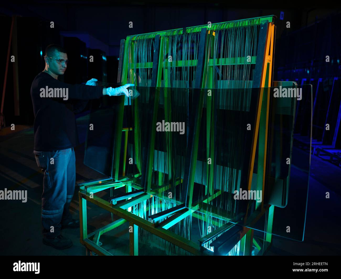 ligne de production d'une usine de pare-brise de voiture. usine de pare-brise de voiture .car glass sur la chaîne de production dans une usine de verre Banque D'Images