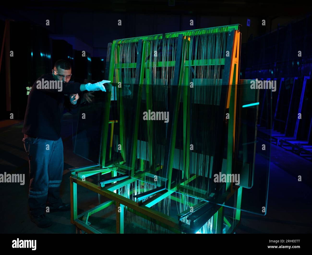 ligne de production d'une usine de pare-brise de voiture. usine de pare-brise de voiture .car glass sur la chaîne de production dans une usine de verre Banque D'Images