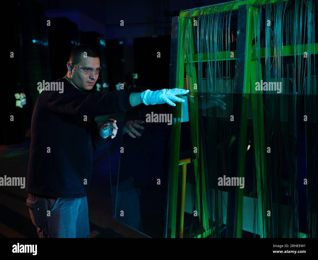 ligne de production d'une usine de pare-brise de voiture. usine de pare-brise de voiture .car glass sur la chaîne de production dans une usine de verre Banque D'Images