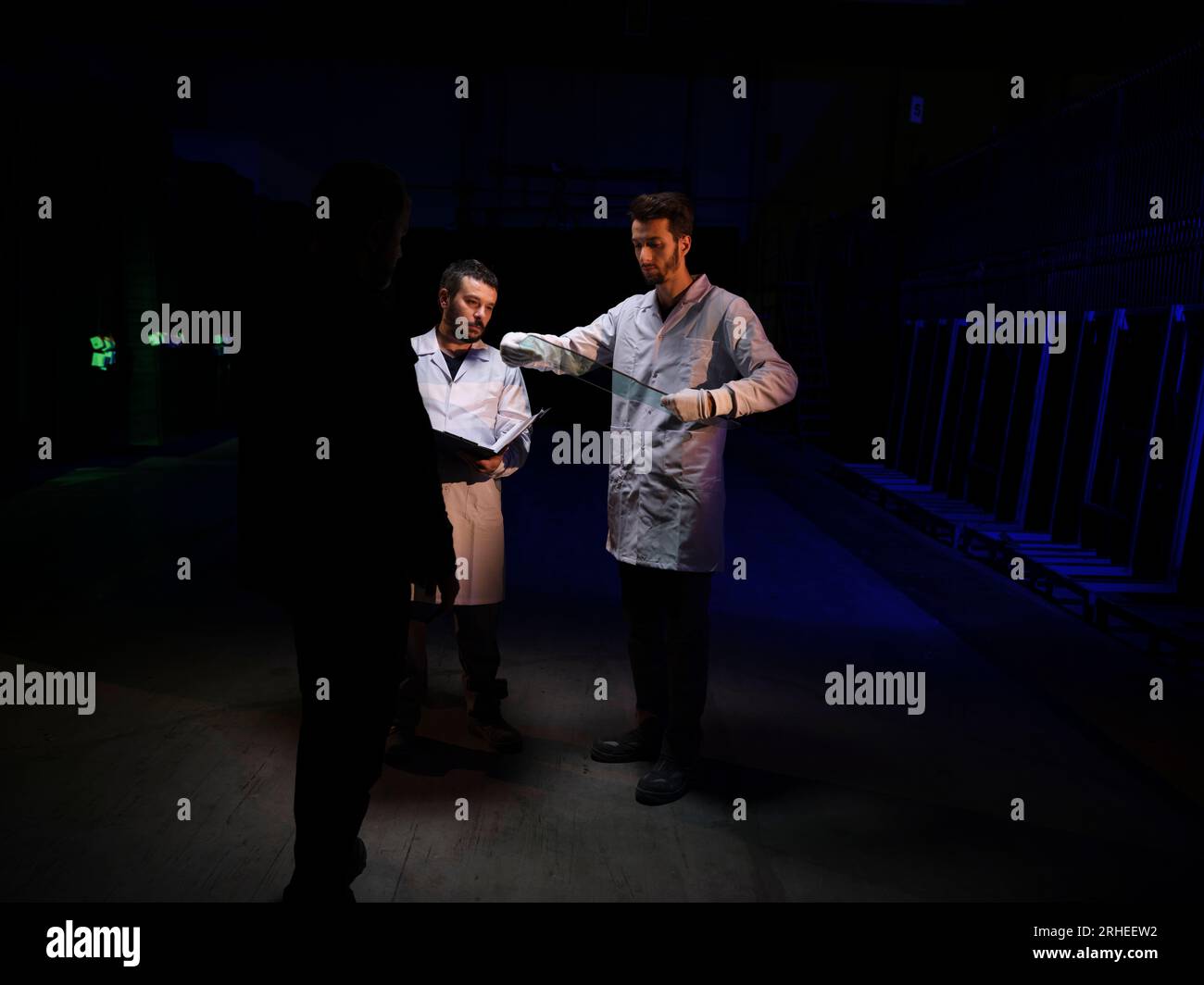 ligne de production d'une usine de pare-brise de voiture. usine de pare-brise de voiture .car glass sur la chaîne de production dans une usine de verre Banque D'Images