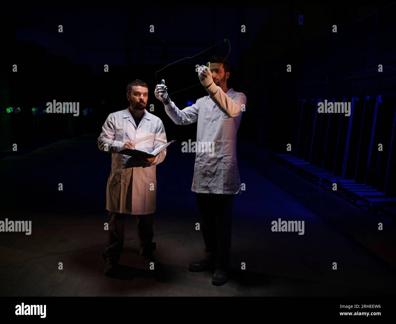 ligne de production d'une usine de pare-brise de voiture. usine de pare-brise de voiture .car glass sur la chaîne de production dans une usine de verre Banque D'Images