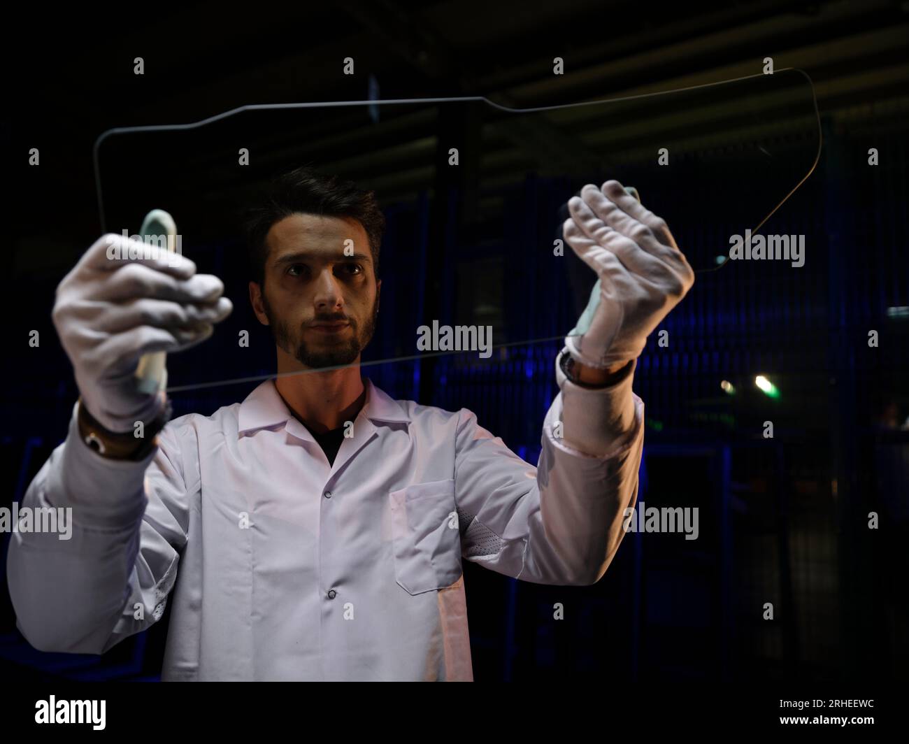 ligne de production d'une usine de pare-brise de voiture. usine de pare-brise de voiture .car glass sur la chaîne de production dans une usine de verre Banque D'Images