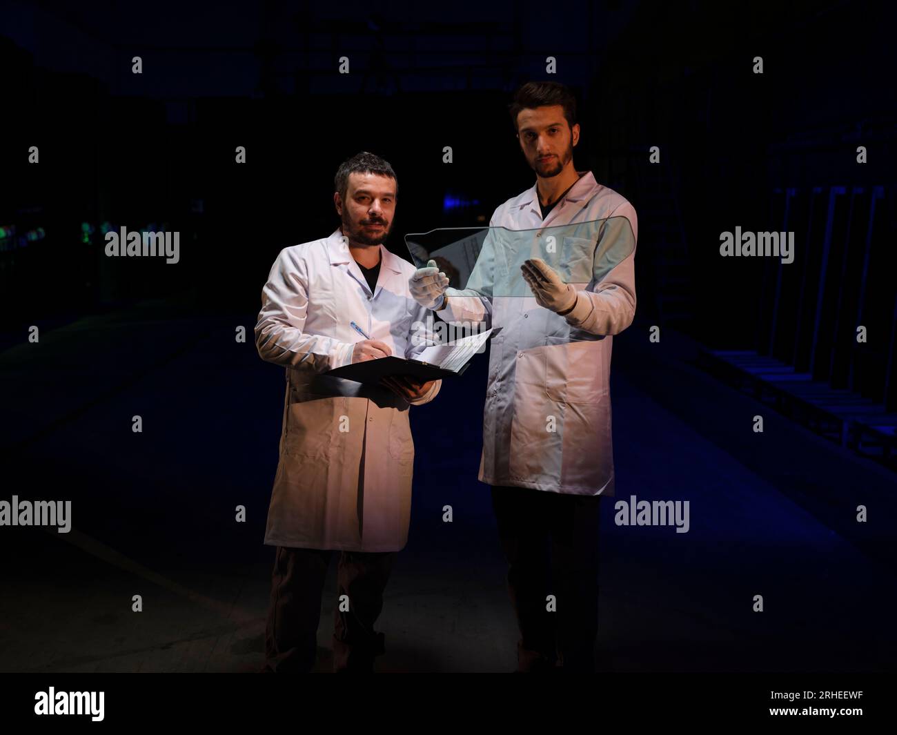 ligne de production d'une usine de pare-brise de voiture. usine de pare-brise de voiture .car glass sur la chaîne de production dans une usine de verre Banque D'Images