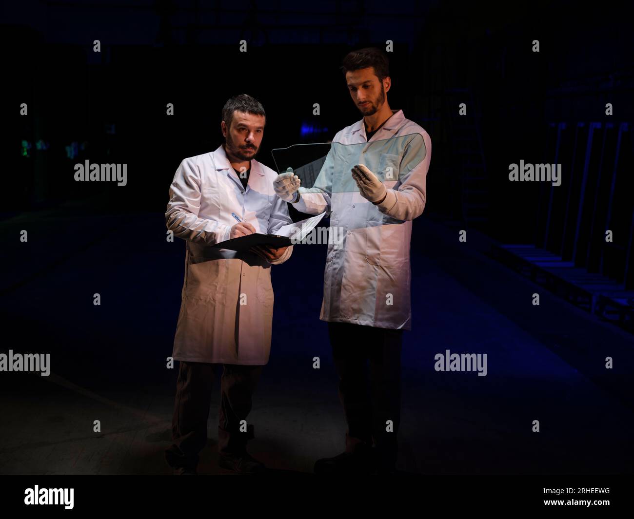 ligne de production d'une usine de pare-brise de voiture. usine de pare-brise de voiture .car glass sur la chaîne de production dans une usine de verre Banque D'Images