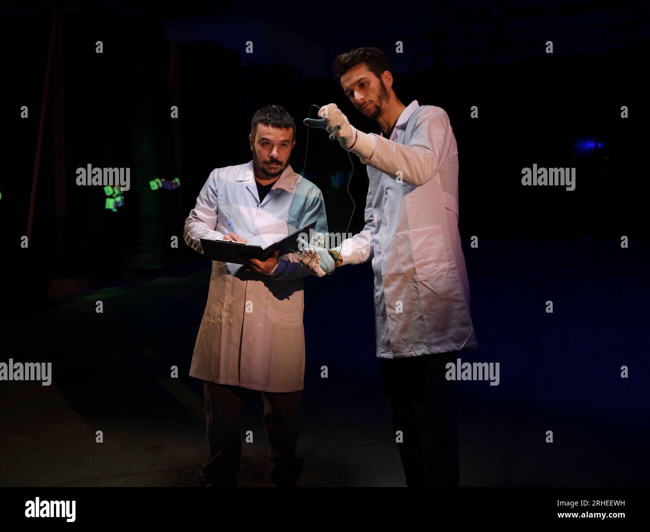 ligne de production d'une usine de pare-brise de voiture. usine de pare-brise de voiture .car glass sur la chaîne de production dans une usine de verre Banque D'Images