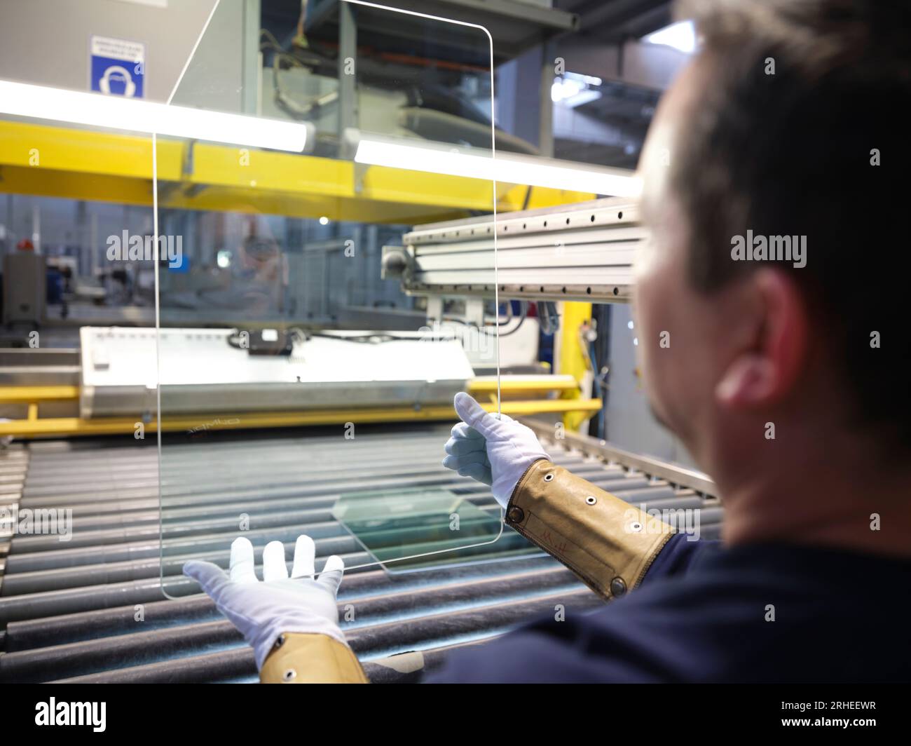 ligne de production d'une usine de pare-brise de voiture. usine de pare-brise de voiture .car glass sur la chaîne de production dans une usine de verre Banque D'Images