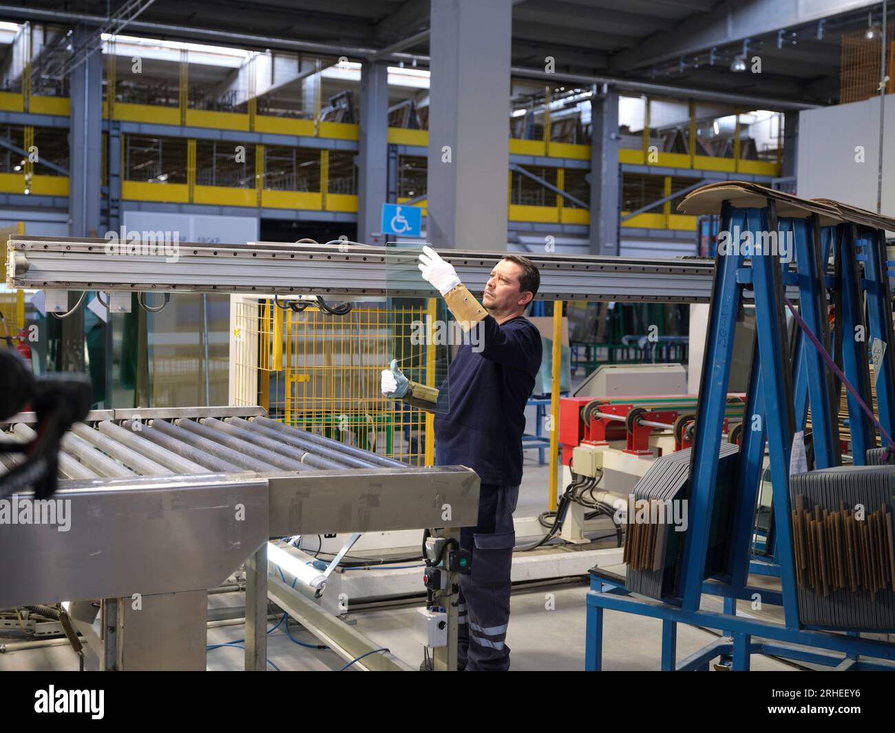 ligne de production d'une usine de pare-brise de voiture. usine de pare-brise de voiture .car glass sur la chaîne de production dans une usine de verre Banque D'Images