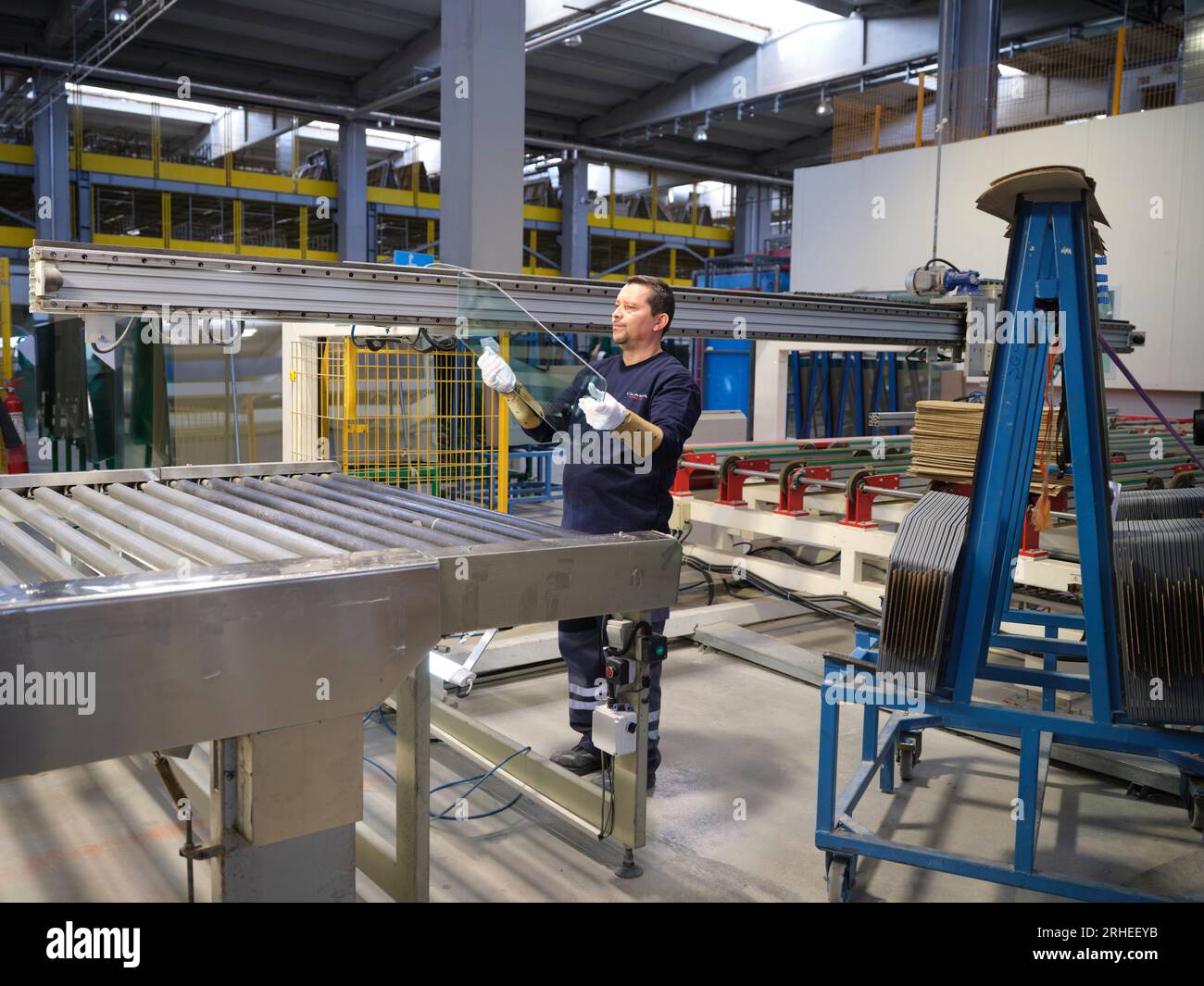 ligne de production d'une usine de pare-brise de voiture. usine de pare-brise de voiture .car glass sur la chaîne de production dans une usine de verre Banque D'Images