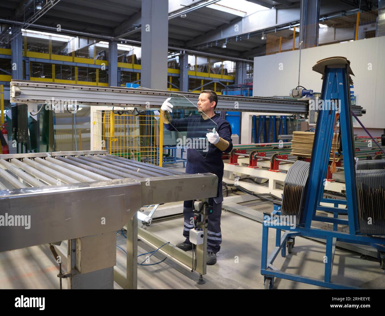 ligne de production d'une usine de pare-brise de voiture. usine de pare-brise de voiture .car glass sur la chaîne de production dans une usine de verre Banque D'Images