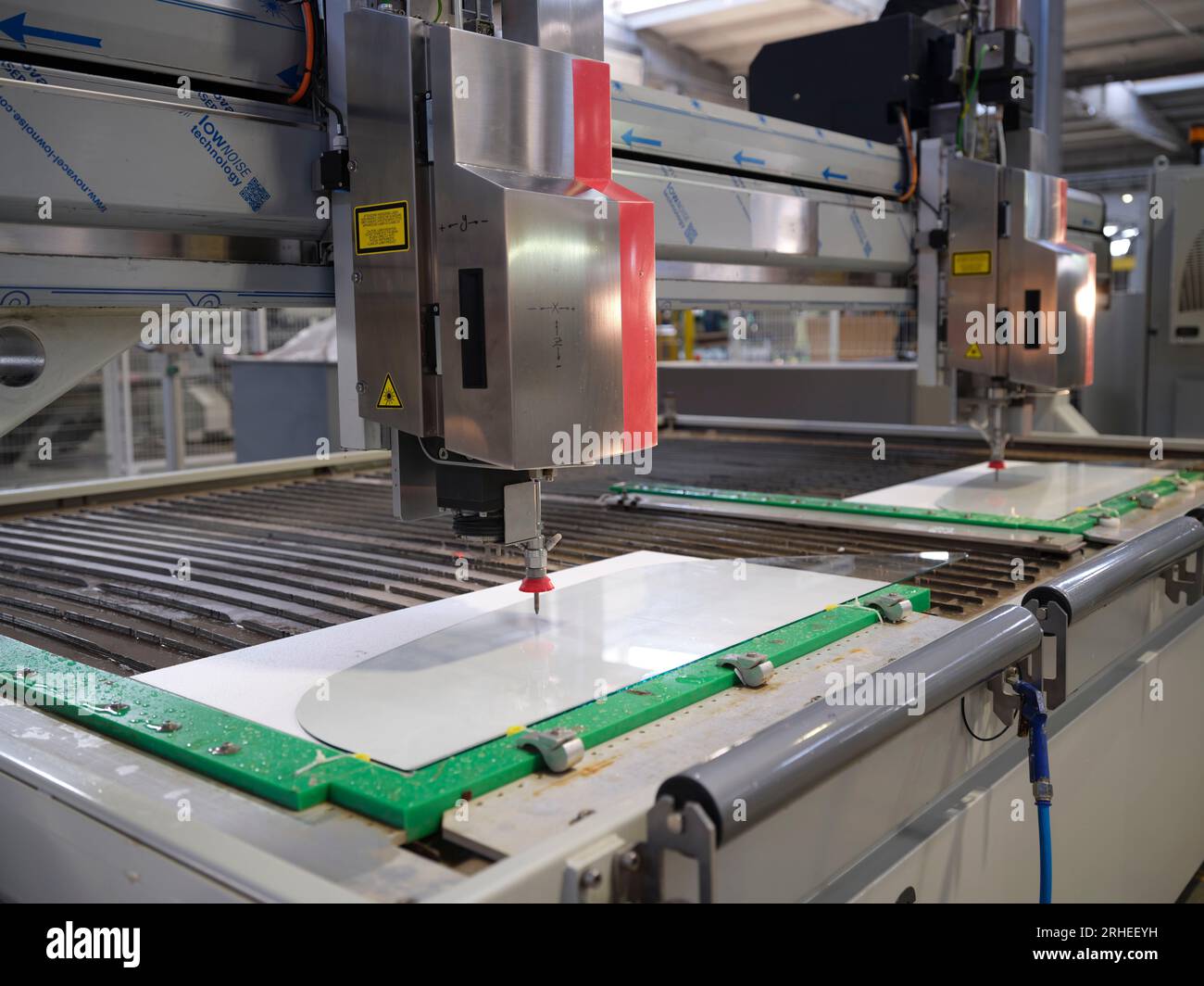 ligne de production d'une usine de pare-brise de voiture. usine de pare-brise de voiture .car glass sur la chaîne de production dans une usine de verre Banque D'Images