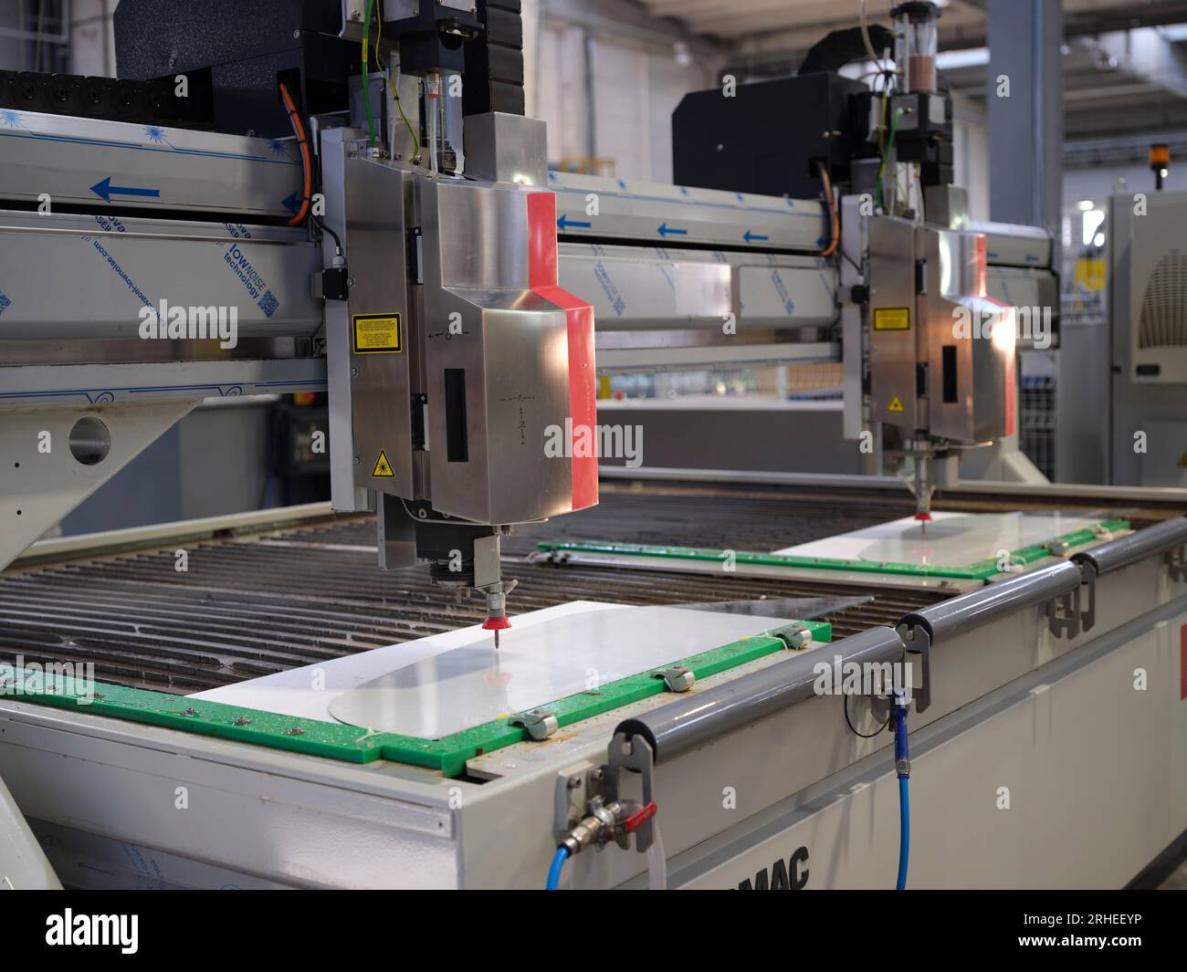 ligne de production d'une usine de pare-brise de voiture. usine de pare-brise de voiture .car glass sur la chaîne de production dans une usine de verre Banque D'Images ligne de production d'une usine de pare-brise de voiture. usine de pare-brise de voiture .car glass sur la chaîne de production dans une usine de verre Banque D'Images