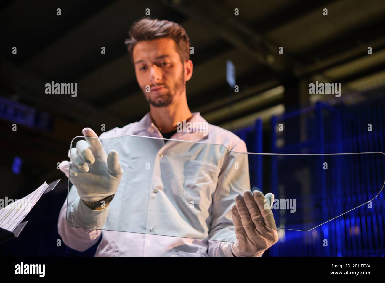 ligne de production d'une usine de pare-brise de voiture. usine de pare-brise de voiture .car glass sur la chaîne de production dans une usine de verre Banque D'Images