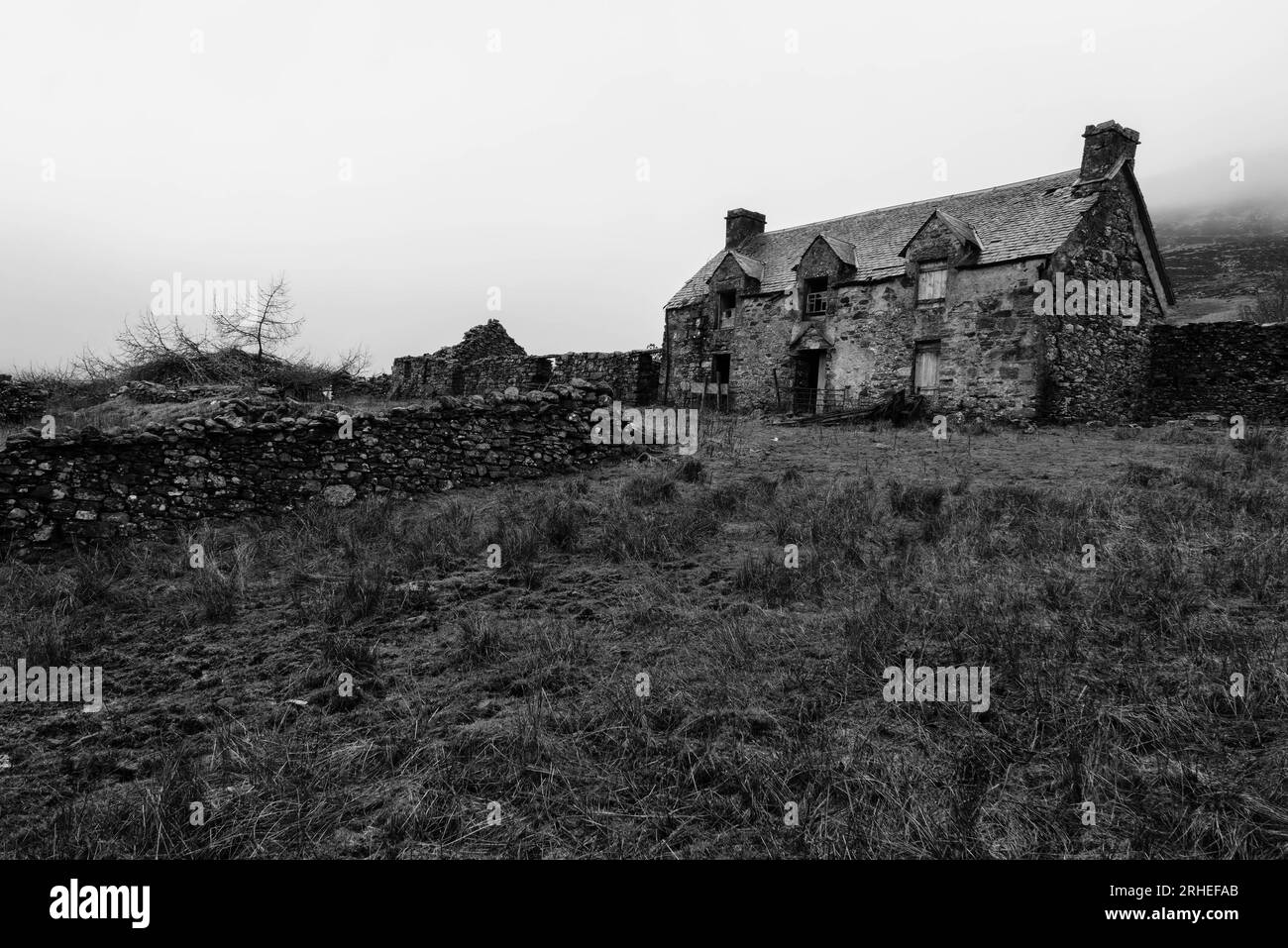 Nuage descendant sur une ferme abandonnée au large de l'A924 à Dalnacarn, Écosse Royaume-Uni. Mars 2023 Banque D'Images