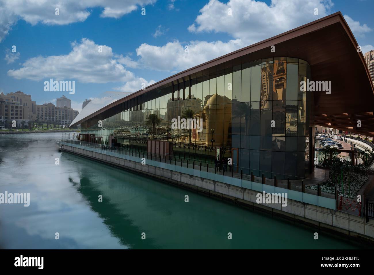 Perle de tranquillité : les eaux calmes et fraîches du paysage urbain exquis de Pearl Qatar reflètent la beauté de la ville, créant une oasis de sérénité. Banque D'Images