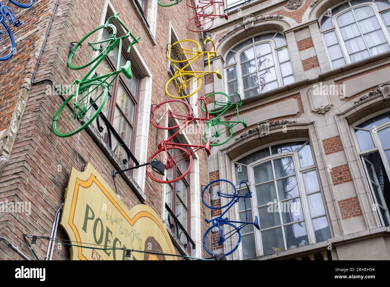 Bruxelles, Belgique - 10 septembre 2022 : des vélos colorés sur la façade de Poechenellekelder Banque D'Images