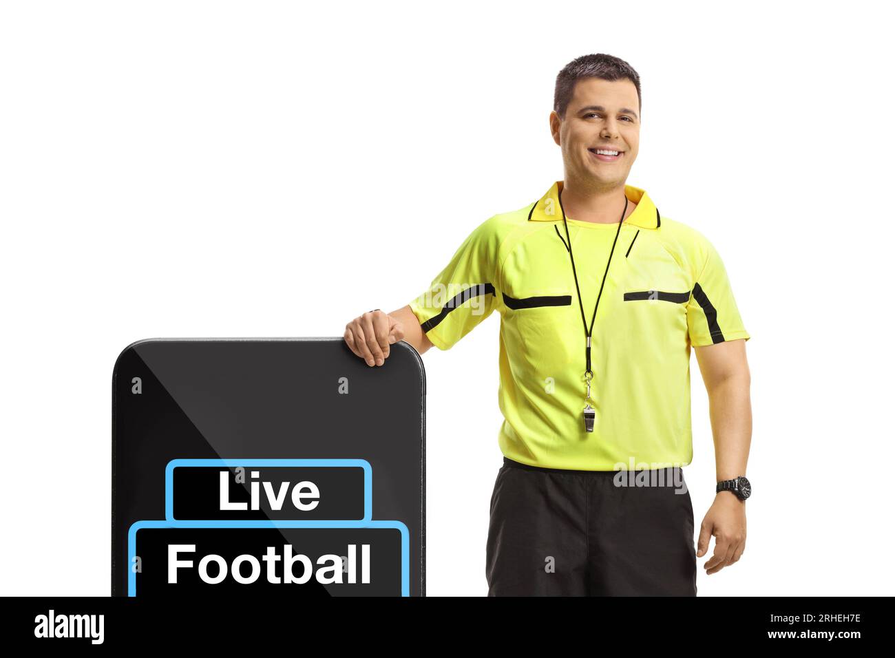 Arbitre debout à côté d'un grand smartphone avec texte live football isolé sur fond blanc Banque D'Images