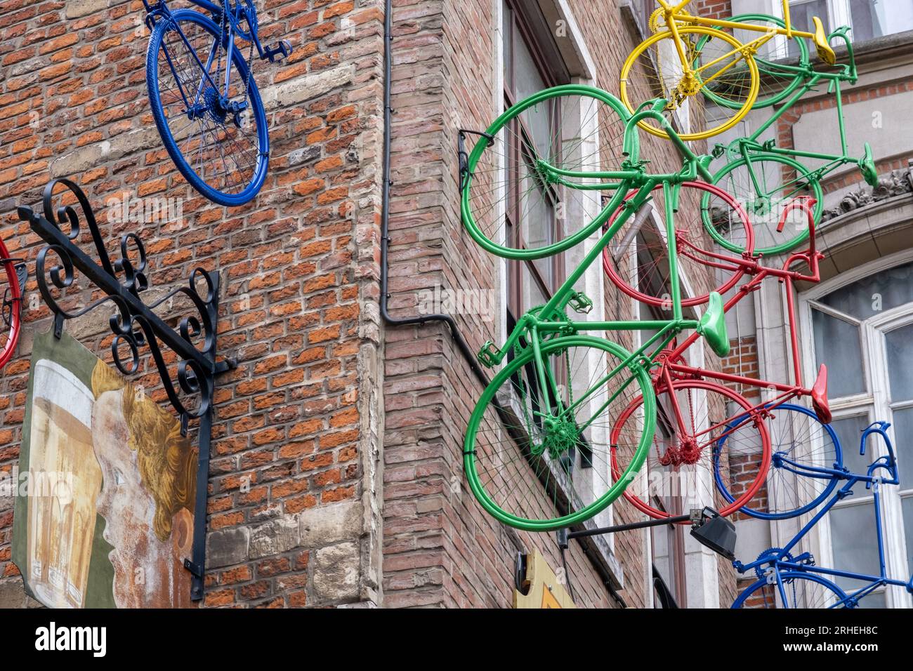 Bruxelles, Belgique - 10 septembre 2022 : des vélos colorés sur la façade de Poechenellekelder Banque D'Images
