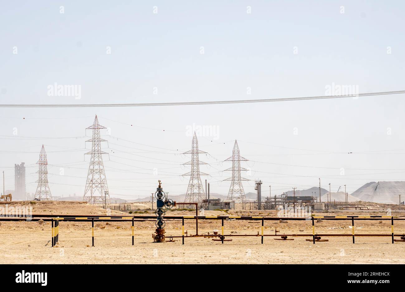 Oléoducs et gazoducs avec vannes, infrastructure du champ pétrolier à Bahreïn Banque D'Images
