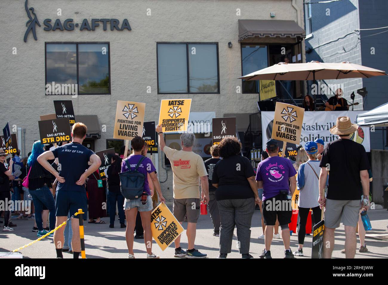 Nashville, États-Unis. 15 août 2023. Des acteurs locaux et des artistes du disque assistent à un rassemblement à la section SAG-AFTRA de Nashville pour soutenir les membres impliqués dans la grève syndicale actuelle. Music Row, Nashville, TN, 15 août 2023. (Photo de Kindell Buchanan/Sipa USA) crédit : SIPA USA/Alamy Live News Banque D'Images