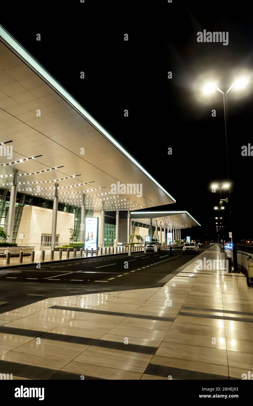Vue de nuit sur l'extérieur du bâtiment de l'aéroport de Bahreïn Banque D'Images