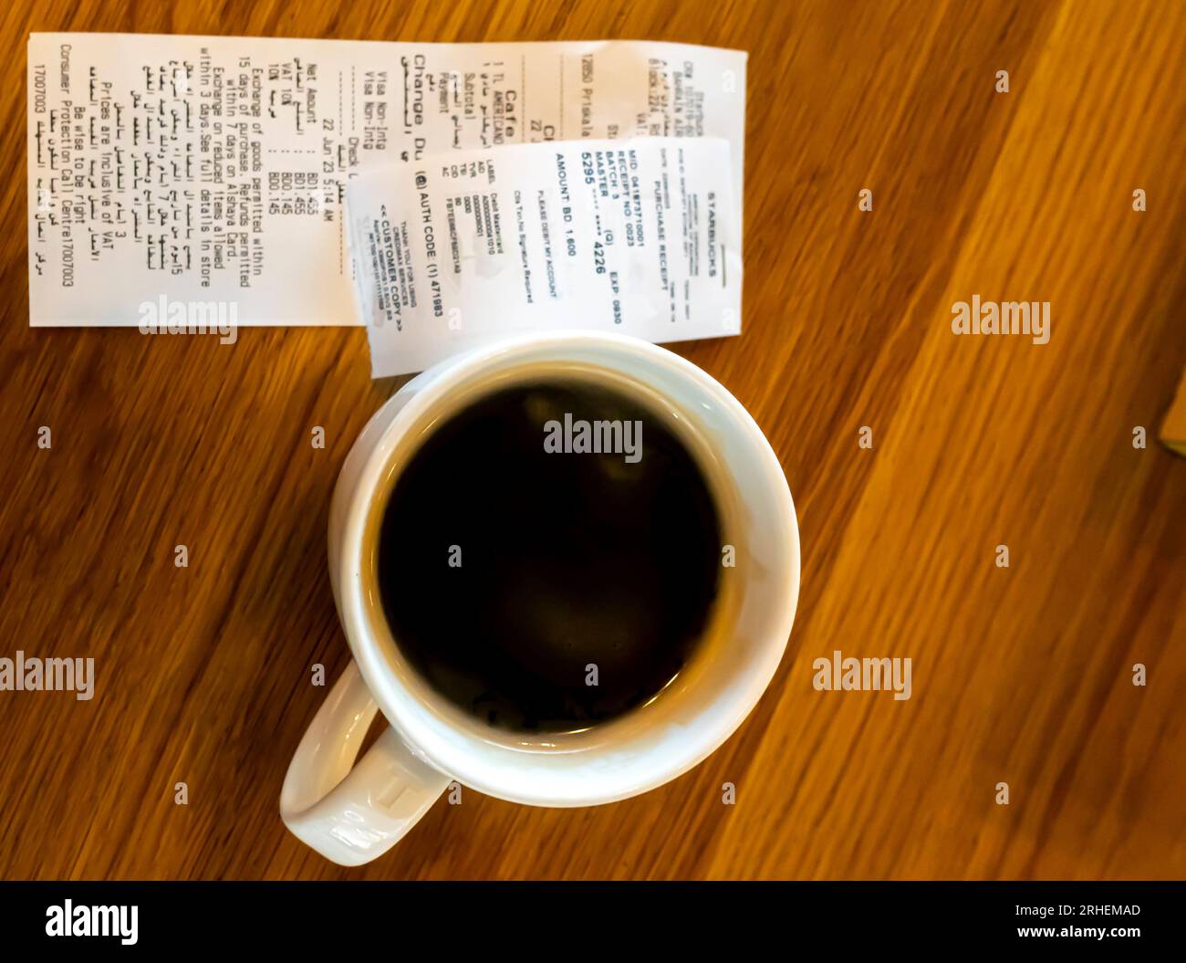 Tasse de café dans le café de l'aéroport McDonalds Bahreïn, un reçu à côté de la tasse de café, vue de dessus sur la table Banque D'Images