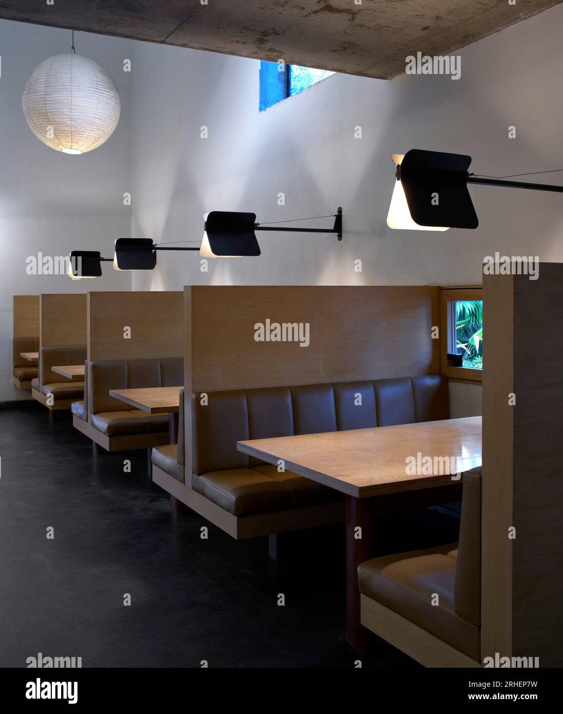 Espace café au rez-de-chaussée. 079 Stories Centre for Arts, Ahmedabad, Inde. Architecte : Studio Sangath , 2019. Banque D'Images
