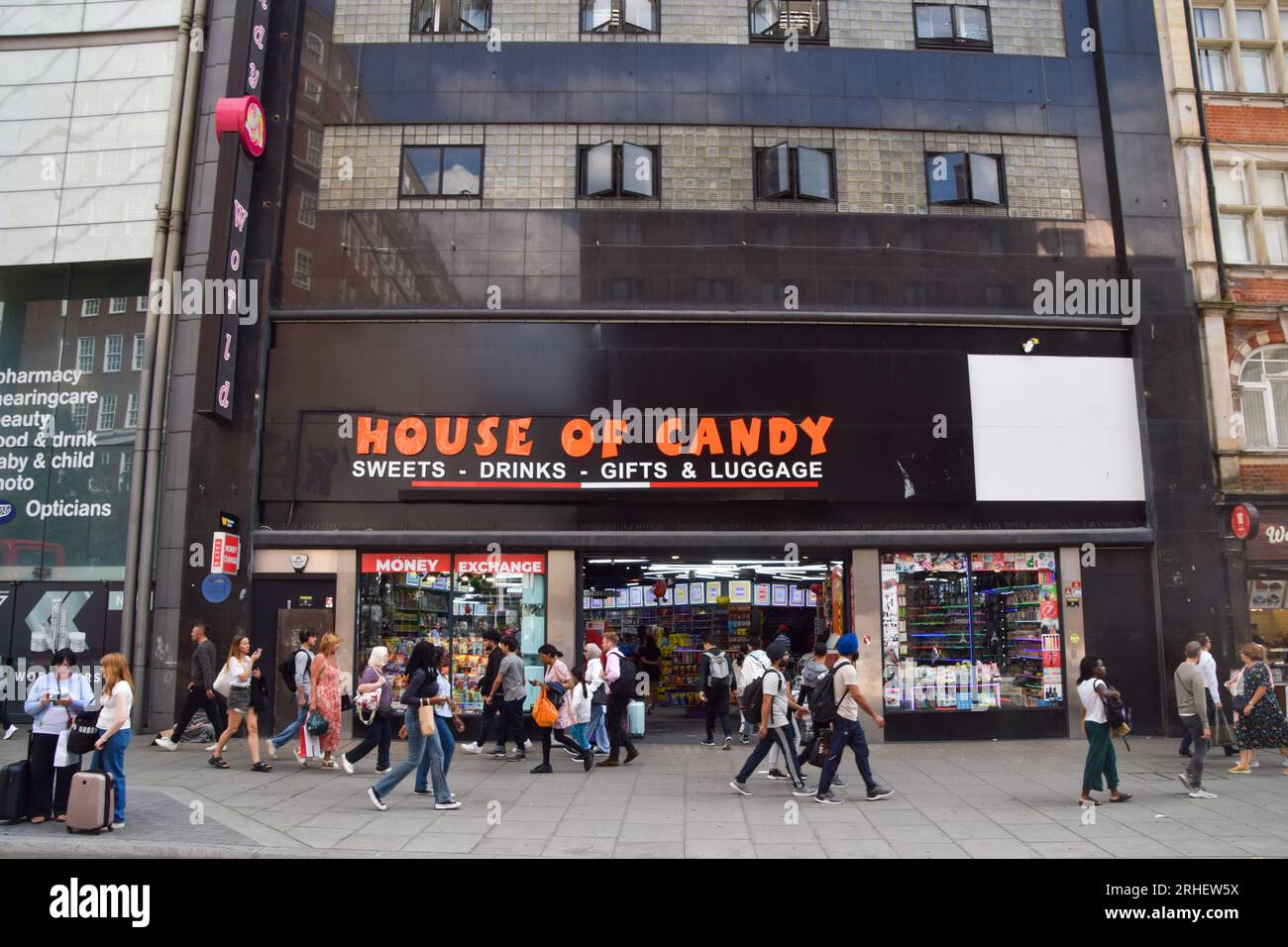 Londres, Angleterre, Royaume-Uni. 16 août 2023. Vue extérieure de House of Candy sur l'ancien site du magasin phare HMV sur Oxford Street. Les magasins de bonbons dits « à l'américaine » ont remplacé de nombreux magasins sur Oxford Street, les dirigeants du commerce de détail avertissant que les rues commerçantes continuent de décliner et appelant à une régénération soutenue par le gouvernement. (Image de crédit : © Vuk Valcic/ZUMA Press Wire) USAGE ÉDITORIAL SEULEMENT! Non destiné à UN USAGE commercial ! Banque D'Images