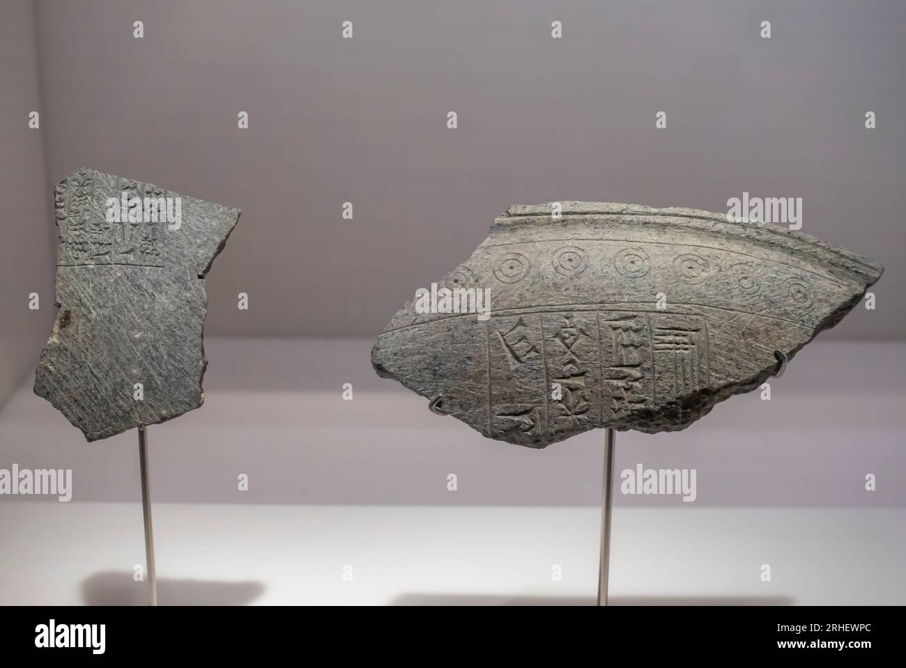 Fragments de vaisseaux avec inscriptions cunéiformes en akkadien. Stéatite et chlorite. Dilmun c 1700 B.C. Banque D'Images
