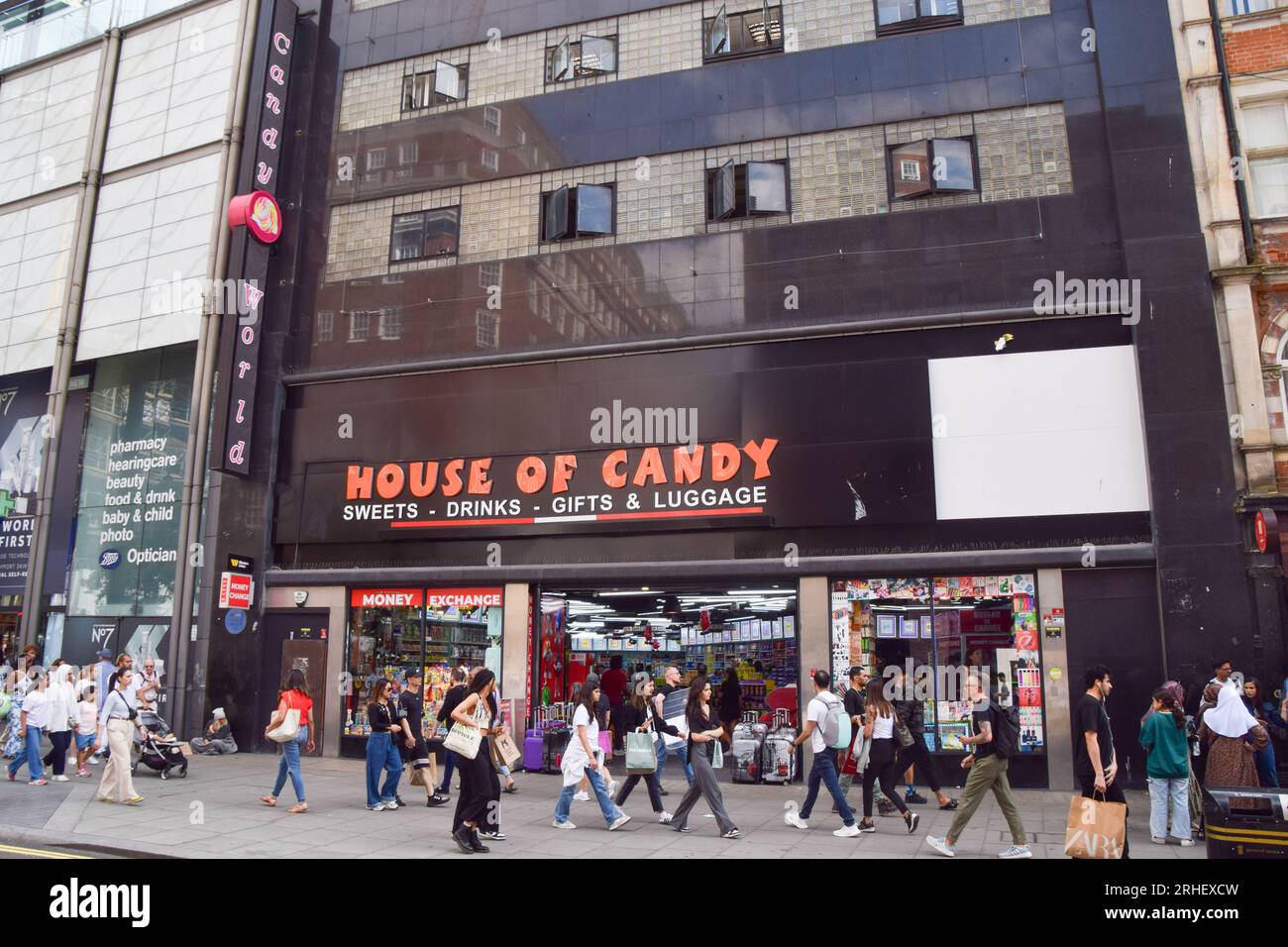 Londres, Angleterre, Royaume-Uni. 16 août 2023. Vue extérieure de House of Candy sur l'ancien site du magasin phare HMV sur Oxford Street. Les magasins de bonbons dits « à l'américaine » ont remplacé de nombreux magasins sur Oxford Street, les dirigeants du commerce de détail avertissant que les rues commerçantes continuent de décliner et appelant à une régénération soutenue par le gouvernement. (Image de crédit : © Vuk Valcic/ZUMA Press Wire) USAGE ÉDITORIAL SEULEMENT! Non destiné à UN USAGE commercial ! Banque D'Images