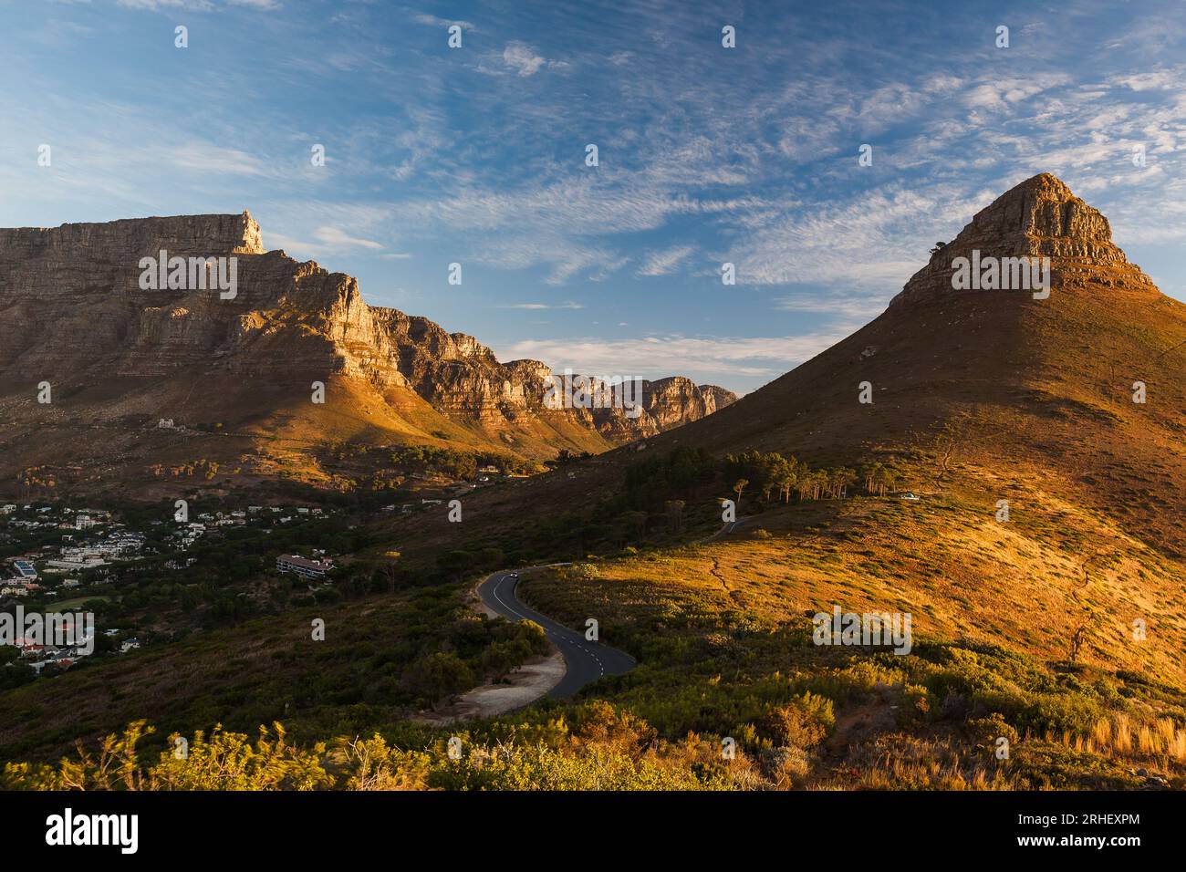 Photo de paysage au lever du soleil de Lions Head et Signall Hill et Table Mountain en Afrique du Sud Banque D'Images