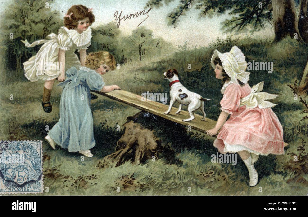 Petites filles jouantes avec une planche en bois (balancoire ou tape cul (tape-cul) - carte postale fin 19e-20e siecle Banque D'Images