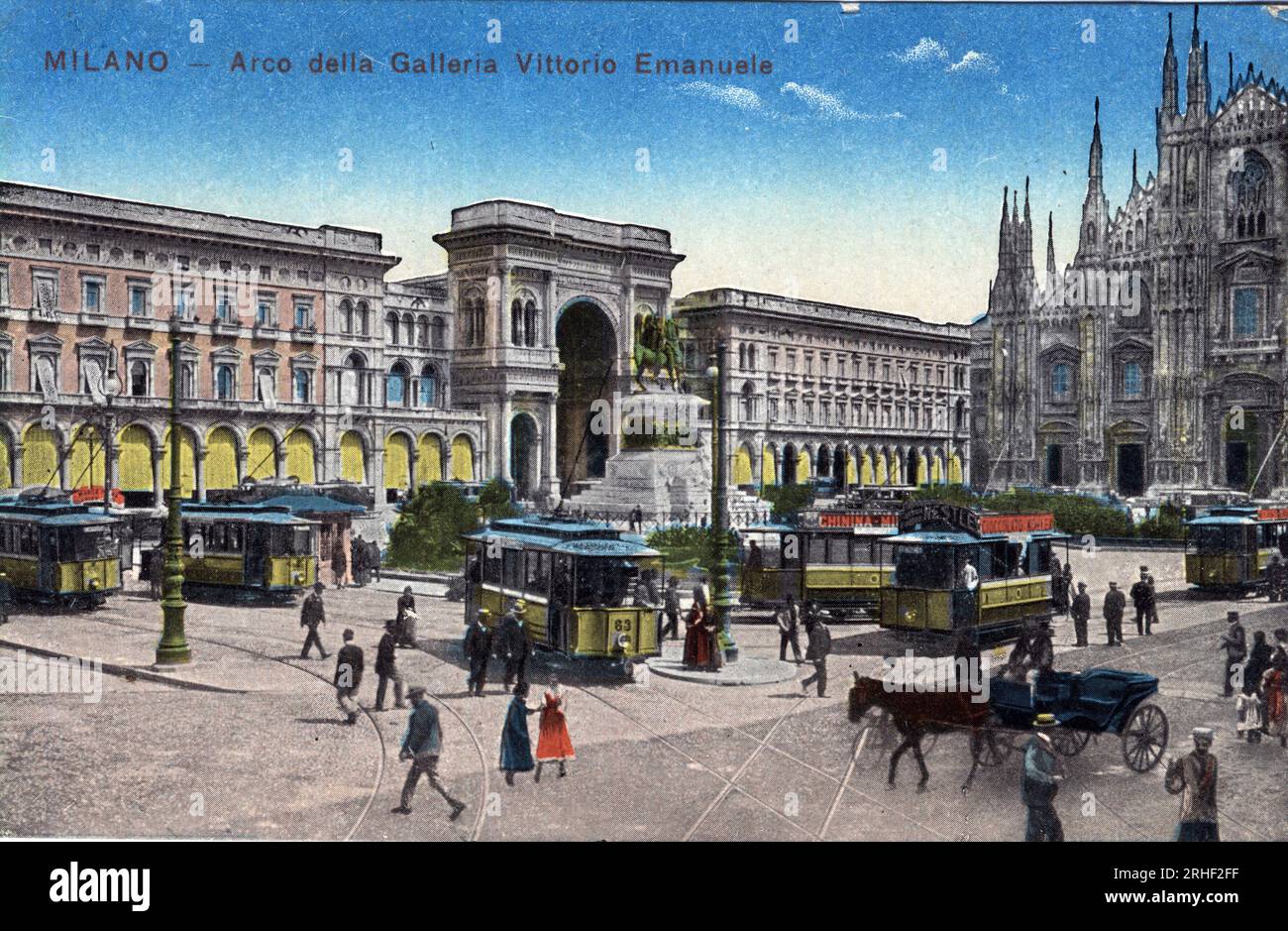 Italie, Milan : tramways sur la piazza del Duomo et arc de triomphe a l'entre de la galerie Victor Emmanuel (Victor-Emmanuel) (Galleria Vittorio Emanuele) - carte postale fin 19e-20e siecle Banque D'Images
