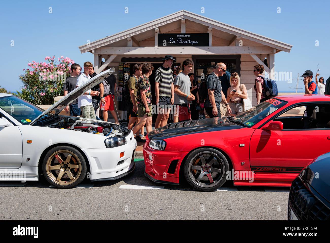 Nissan Skyline GTR voitures garées près de la place du Casino à Monte Carlo, Monaco Banque D'Images