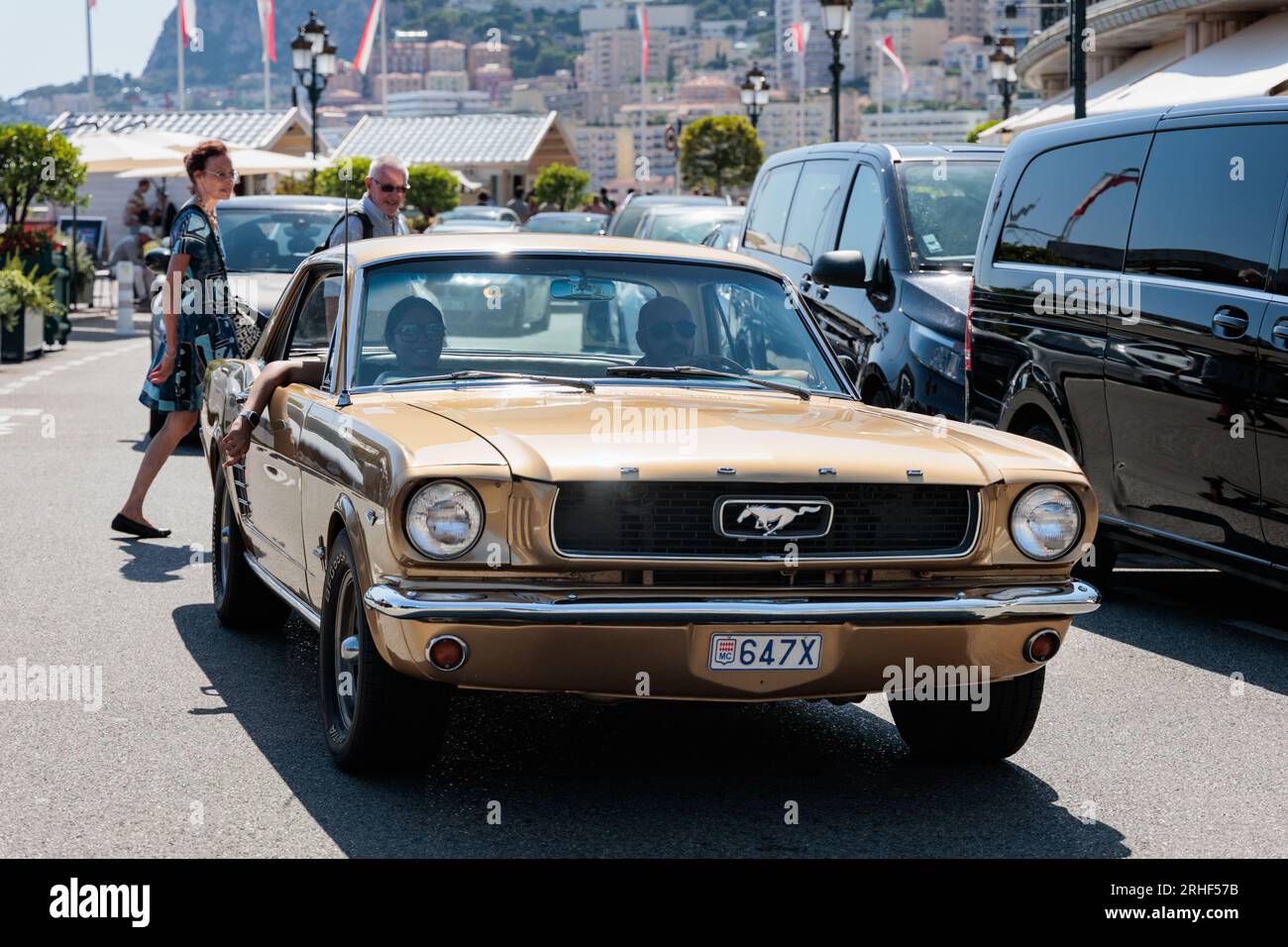 1966 Ford Mustang conduit près de la place du Casino à Monte Carlo, Monaco Banque D'Images