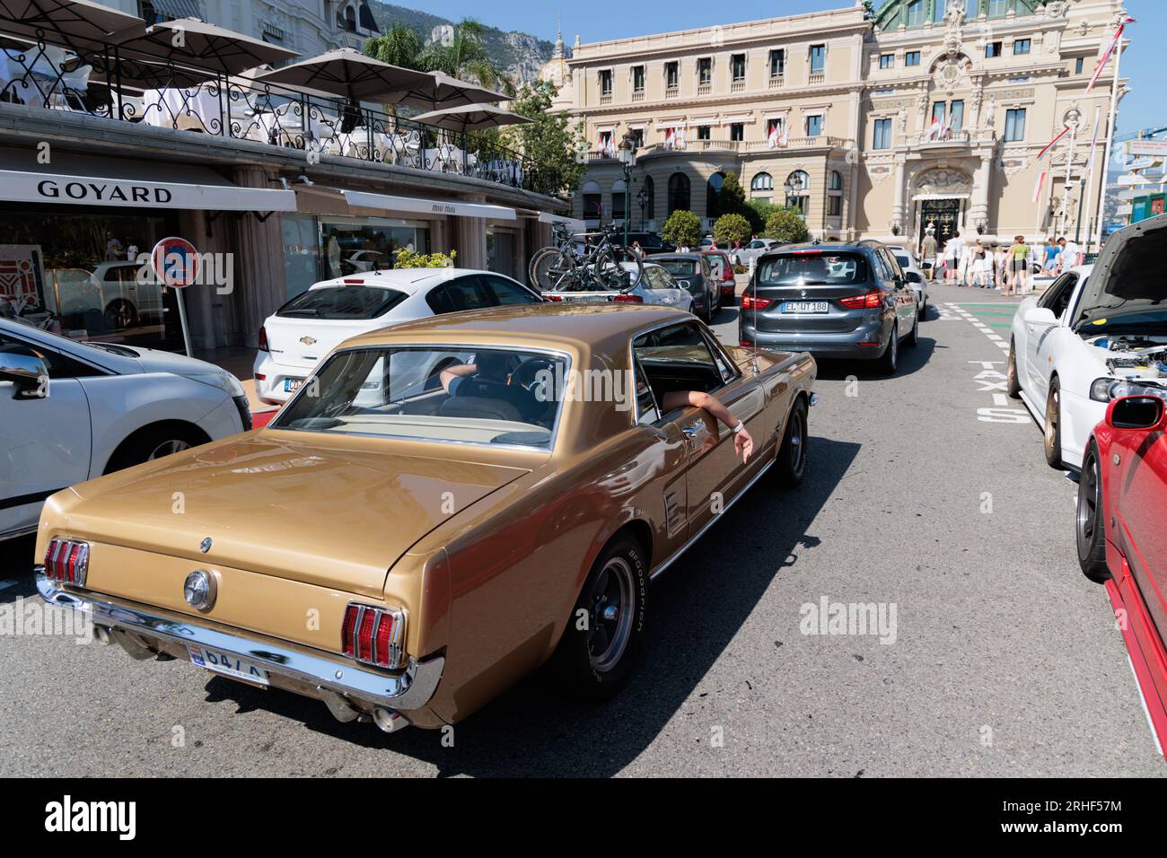 1966 Ford Mustang conduit près de la place du Casino à Monte Carlo, Monaco Banque D'Images