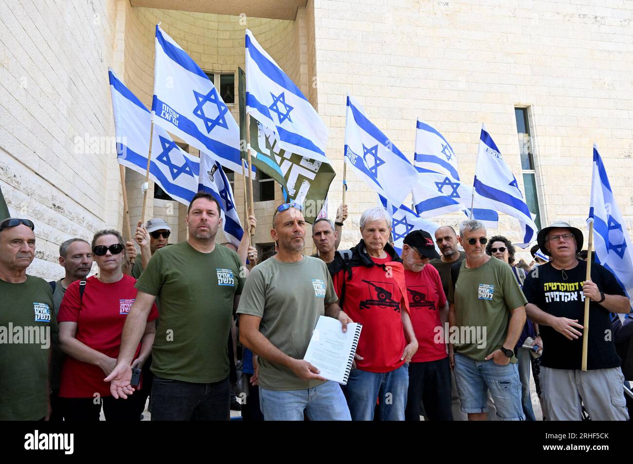 Jérusalem, Israël. 16 août 2023. Des membres des Frères d’armes, réservistes de Tsahal, manifestent devant la Cour suprême israélienne après avoir déposé une pétition demandant au gouvernement de recruter des conscrits juifs ultra-orthodoxes pour les Forces de défense israéliennes, mercredi 16 août, à Jérusalem. Les membres de la coalition gouvernementale ultra-orthodoxe du Premier ministre Benjamin Netanyahu menacent de voter contre la réforme judiciaire à moins qu'une nouvelle loi exempte les étudiants haredi de la conscription et de l'armée. Photo de Debbie Hill/ crédit : UPI/Alamy Live News Banque D'Images