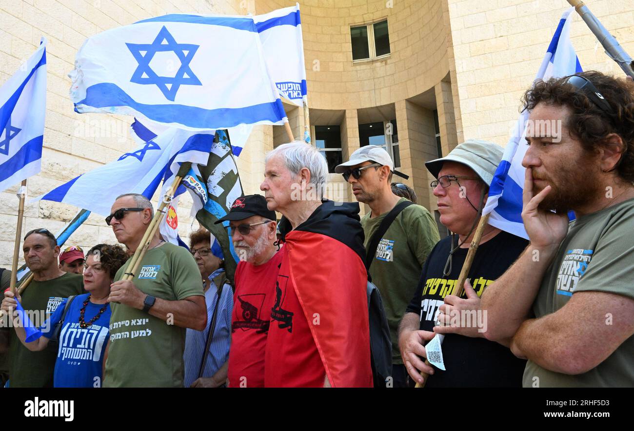 Jérusalem, Israël. 16 août 2023. Des membres des Frères d’armes, réservistes de Tsahal, manifestent devant la Cour suprême israélienne après avoir déposé une pétition demandant au gouvernement de recruter des conscrits juifs ultra-orthodoxes pour les Forces de défense israéliennes, mercredi 16 août, à Jérusalem. Les membres de la coalition gouvernementale ultra-orthodoxe du Premier ministre Benjamin Netanyahu menacent de voter contre la réforme judiciaire à moins qu'une nouvelle loi exempte les étudiants haredi de la conscription et de l'armée. Photo de Debbie Hill/ crédit : UPI/Alamy Live News Banque D'Images