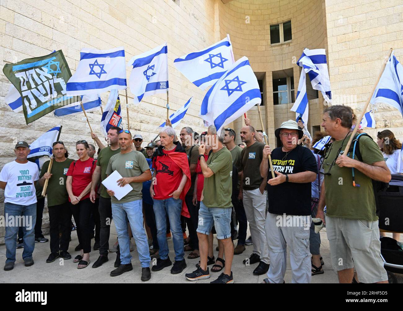 Jérusalem, Israël. 16 août 2023. Des membres des Frères d’armes, réservistes de Tsahal, manifestent devant la Cour suprême israélienne après avoir déposé une pétition demandant au gouvernement de recruter des conscrits juifs ultra-orthodoxes pour les Forces de défense israéliennes, mercredi 16 août, à Jérusalem. Les membres de la coalition gouvernementale ultra-orthodoxe du Premier ministre Benjamin Netanyahu menacent de voter contre la réforme judiciaire à moins qu'une nouvelle loi exempte les étudiants haredi de la conscription et de l'armée. Photo de Debbie Hill/ crédit : UPI/Alamy Live News Banque D'Images