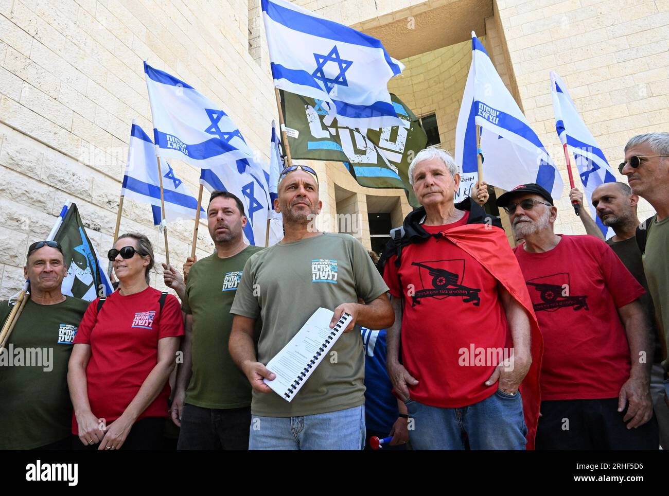 Jérusalem, Israël. 16 août 2023. Des membres des Frères d’armes, réservistes de Tsahal, manifestent devant la Cour suprême israélienne après avoir déposé une pétition demandant au gouvernement de recruter des conscrits juifs ultra-orthodoxes pour les Forces de défense israéliennes, mercredi 16 août, à Jérusalem. Les membres de la coalition gouvernementale ultra-orthodoxe du Premier ministre Benjamin Netanyahu menacent de voter contre la réforme judiciaire à moins qu'une nouvelle loi exempte les étudiants haredi de la conscription et de l'armée. Photo de Debbie Hill/ crédit : UPI/Alamy Live News Banque D'Images